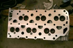 Variklių galvučių remontas. Nušlifuota variklio galvutė. Beliko tik sustatyti vožtuvus.