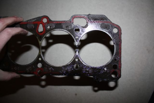 Pradegusi variklio galvutės tarpinė.