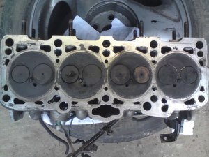 Variklių galvučių remontas. Matomi vožtuvų apdegimai